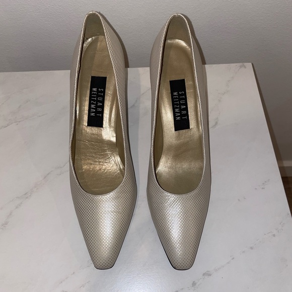 DESIGNER Stuart Weitzman Pearly White Pointed Toe Kitten Heels - Picture 2 of 6